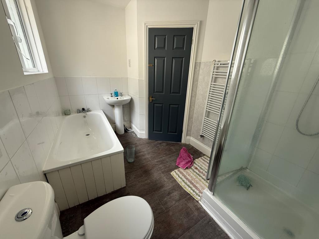 Lot: 154 - SEVEN-BEDROOM HOUSE OF MULTIPLE OCCUPATION - Communal shower room with W.C.